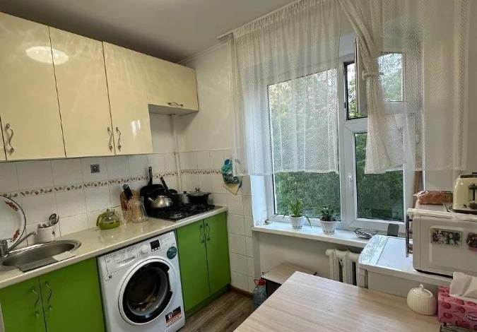 3-комнатная квартира, 50 м², 4/5 этаж, Абая 57/1