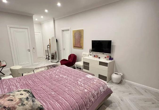 4-комнатная квартира, 198.8 м², 1/3 этаж, мкр Мирас 55/1 к2