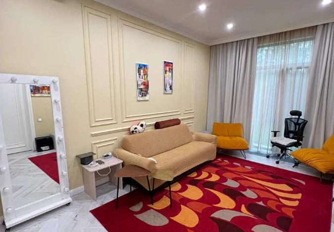 4-комнатная квартира, 198.8 м², 1/3 этаж, мкр Мирас 55/1 к2