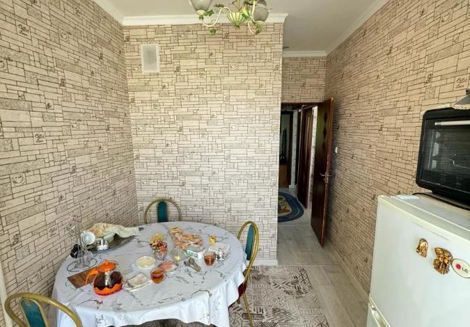 3-комнатная квартира, 68 м², 4/5 этаж, 3-й микрорайон, Шымсити