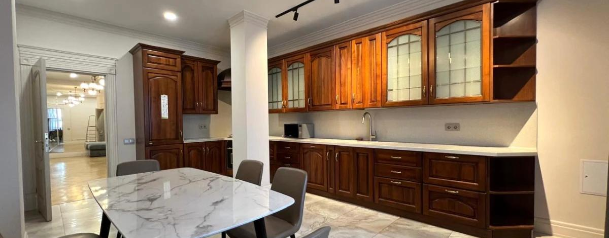 4-комнатная квартира · 195 м² · 3/7 этаж, Фурманова 111 — Казыбек би 48