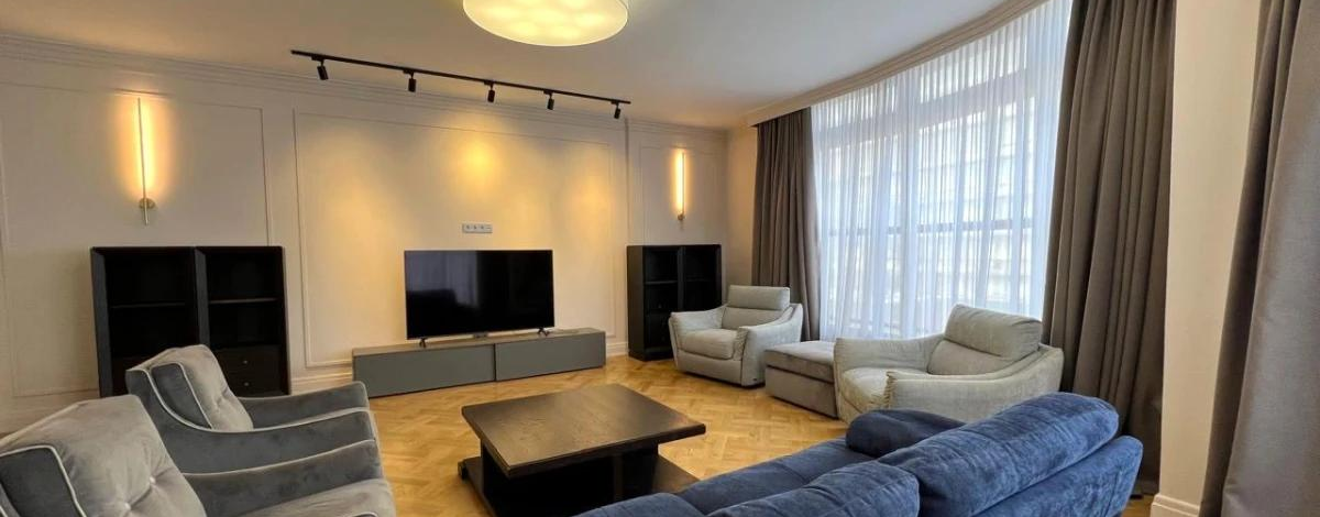 4-комнатная квартира · 195 м² · 3/7 этаж, Фурманова 111 — Казыбек би 48