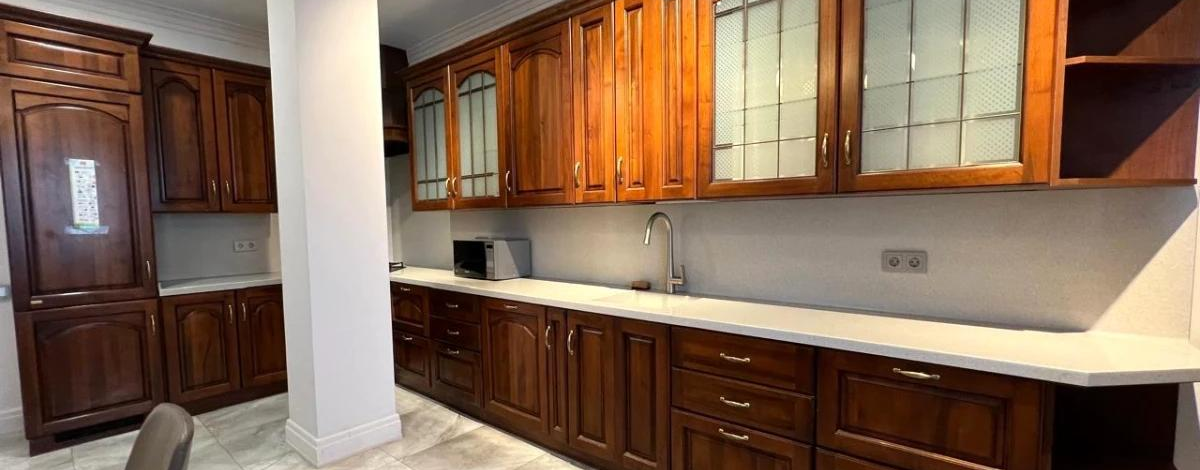 4-комнатная квартира · 195 м² · 3/7 этаж, Фурманова 111 — Казыбек би 48